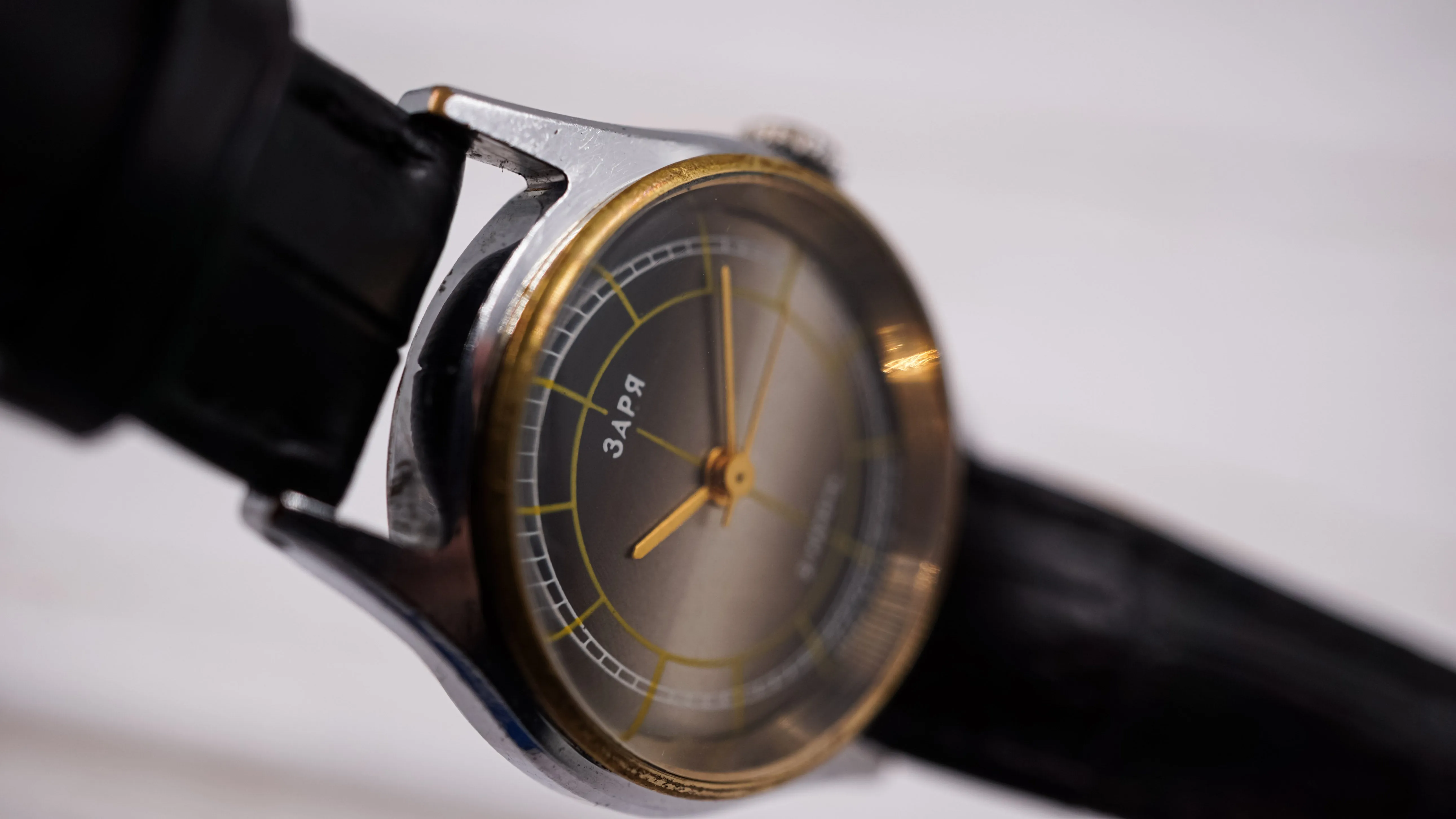 Vintage ladies Zaria Z2009B Soviet mechanical wristwatch 21 jewels